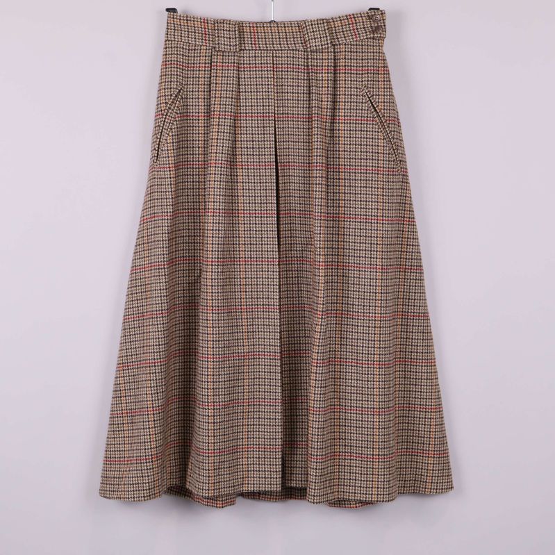 Rutigt kjol framifrån med fickor och bälteshällor