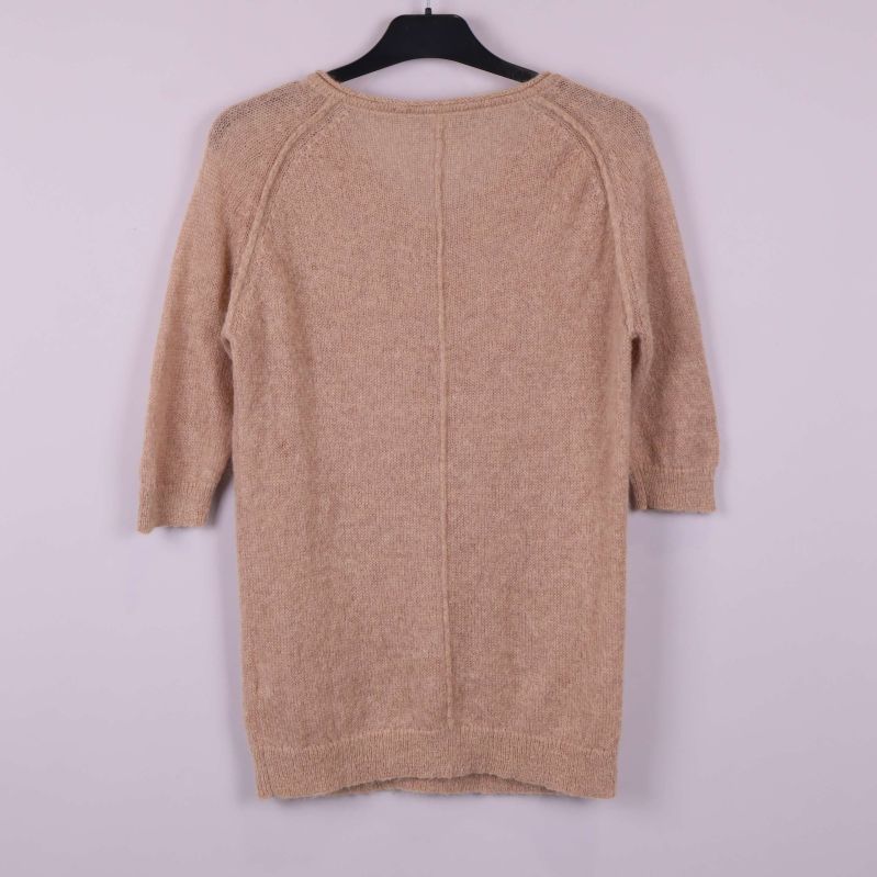 Stickad beige topp med V-ringning och halvärmar bakifrån