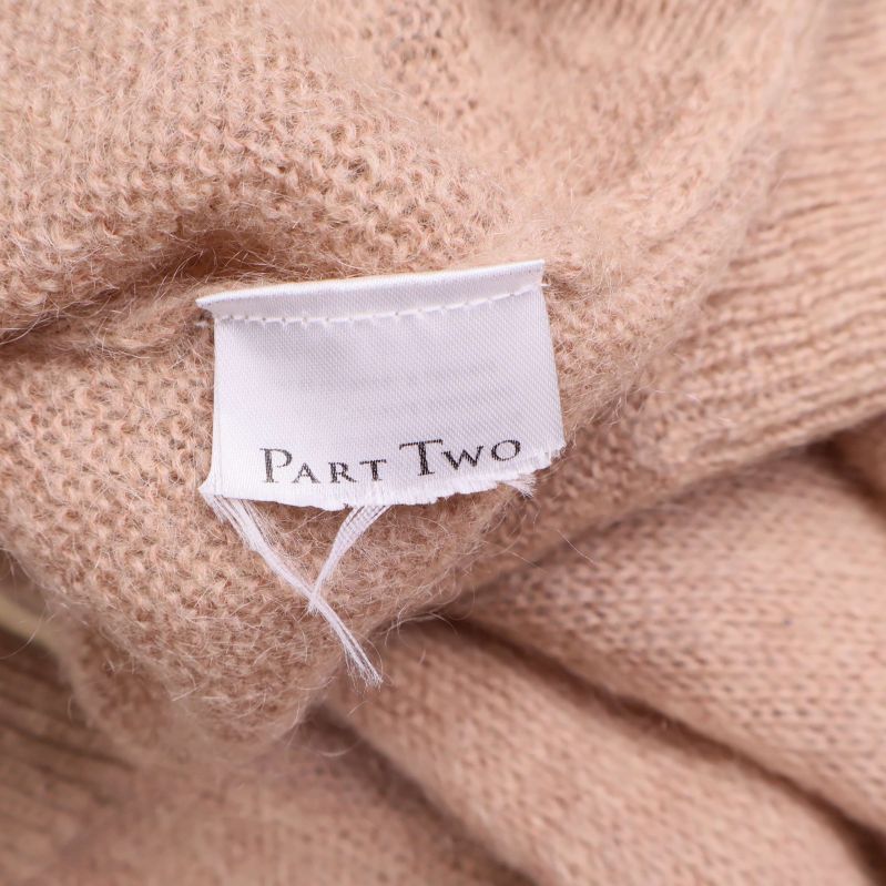 Närbild på etikett med texten Part Two