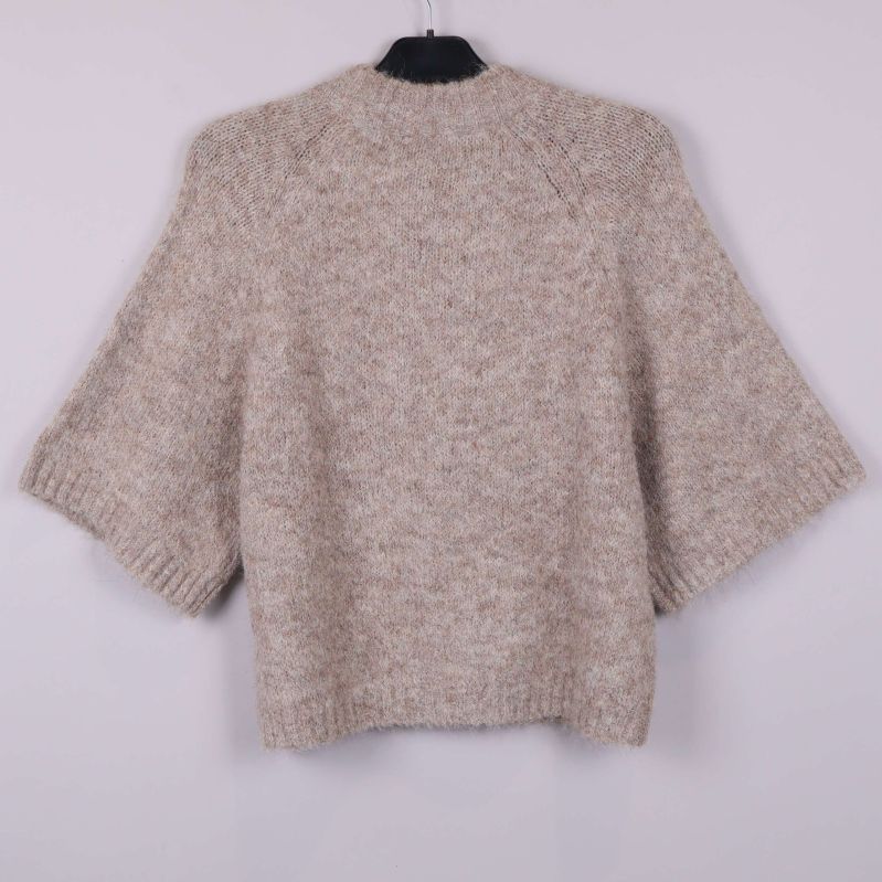 Baksida av beige kofta med rak modell