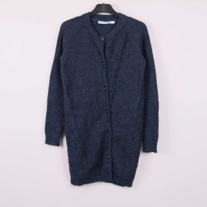 Lång mörkblå kofta med knäppning framtill på galge