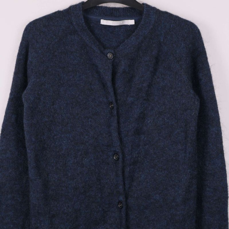 Närbild på övre del av kofta och knappar