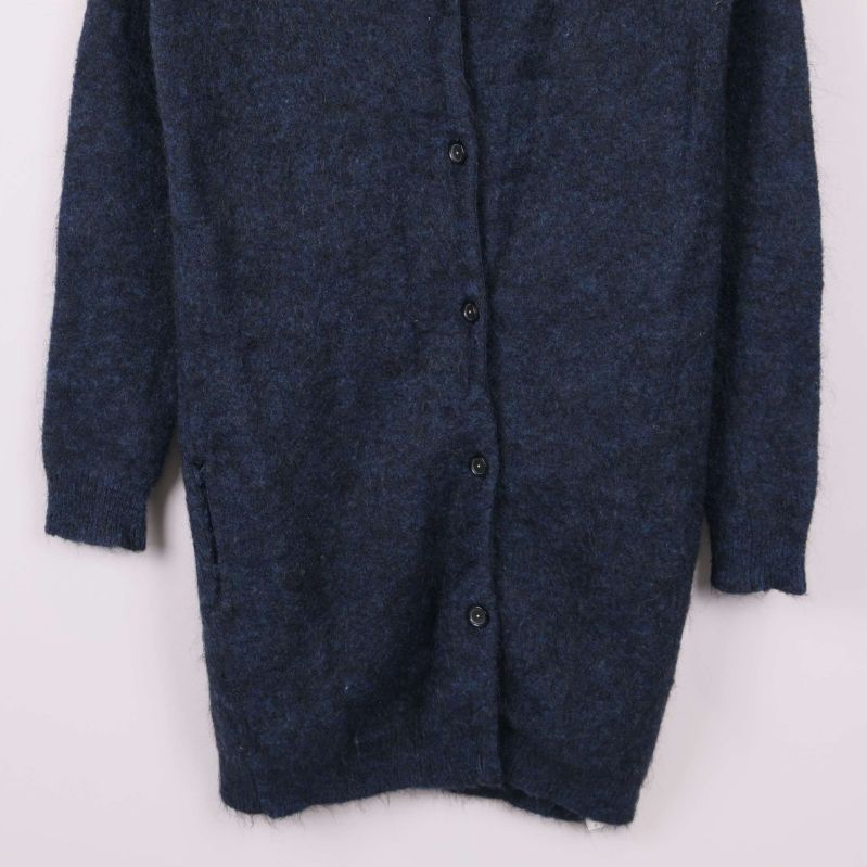 Närbild på nedre del och knäppning av kofta