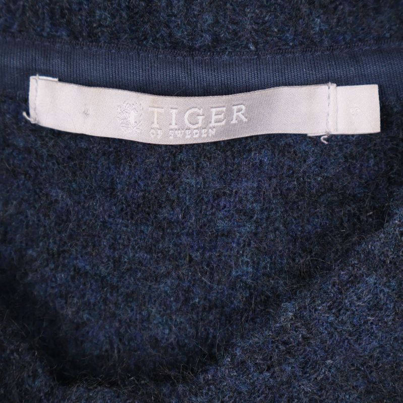 Närbild på Tiger of Sweden-etikett i halsen