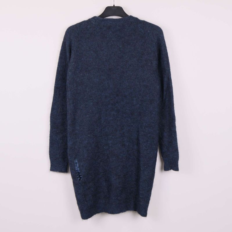 Ryggsidan av lång mörkblå kofta på galge