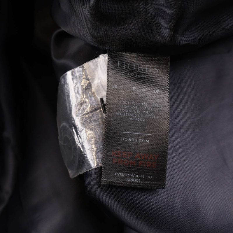 Inneretikett från Hobbs med tvätt- och säkerhetsinstruktioner