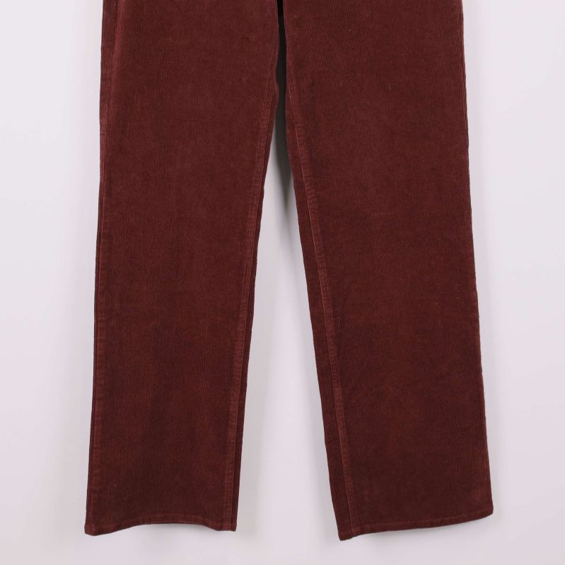 Närbild på benslut på raka manchesterbyxor