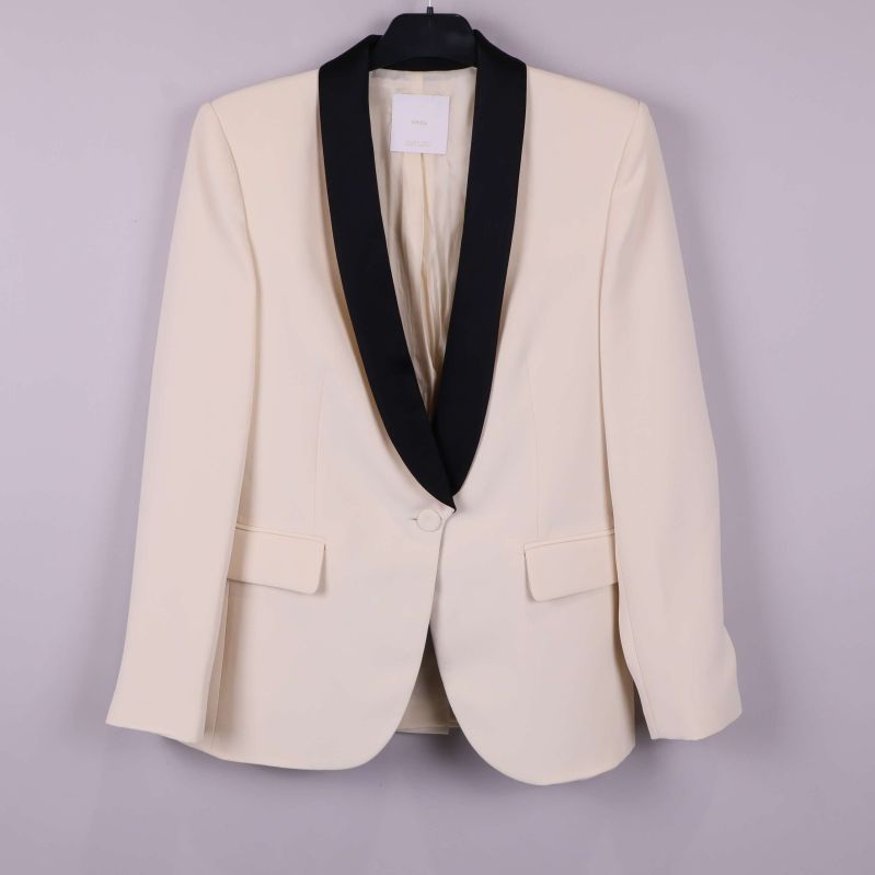 Framsida av cremevit kavaj med svart krage