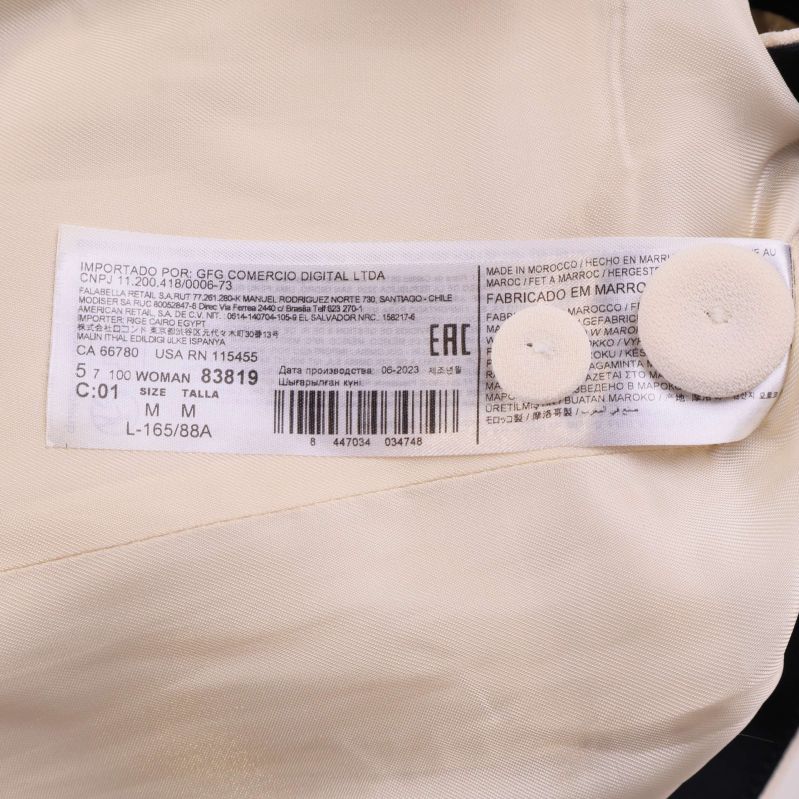 Textetikett i insidan med tillverknings- och modellinfo