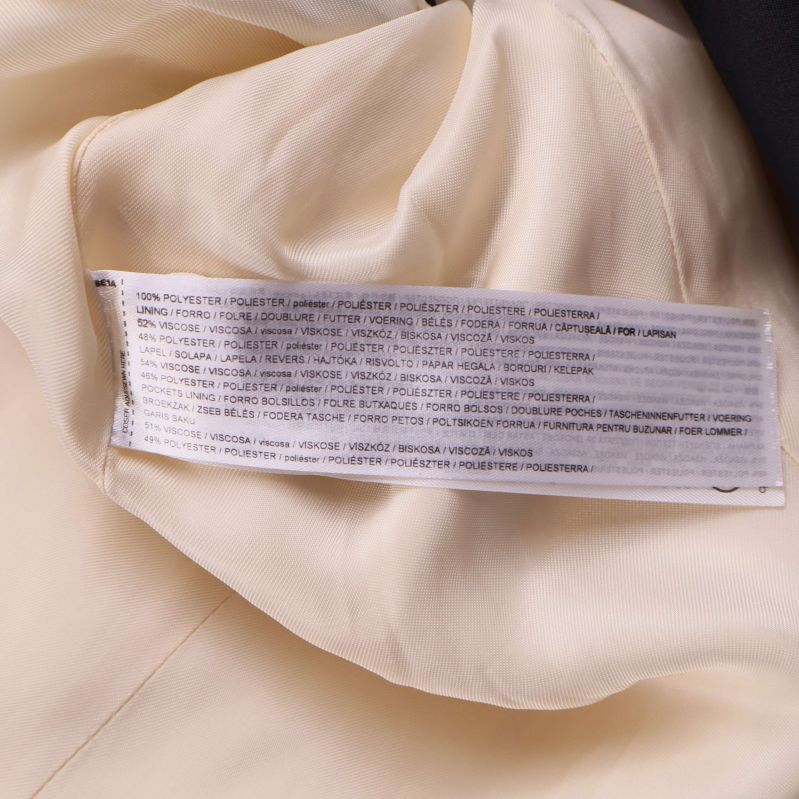 Materialetikett med fiberinnehåll i kavajen