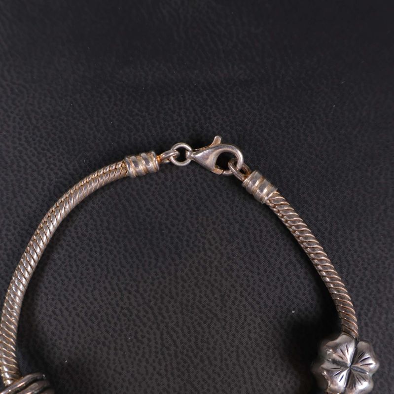 Närbild på karbinhake och ena änden av armbandslänk