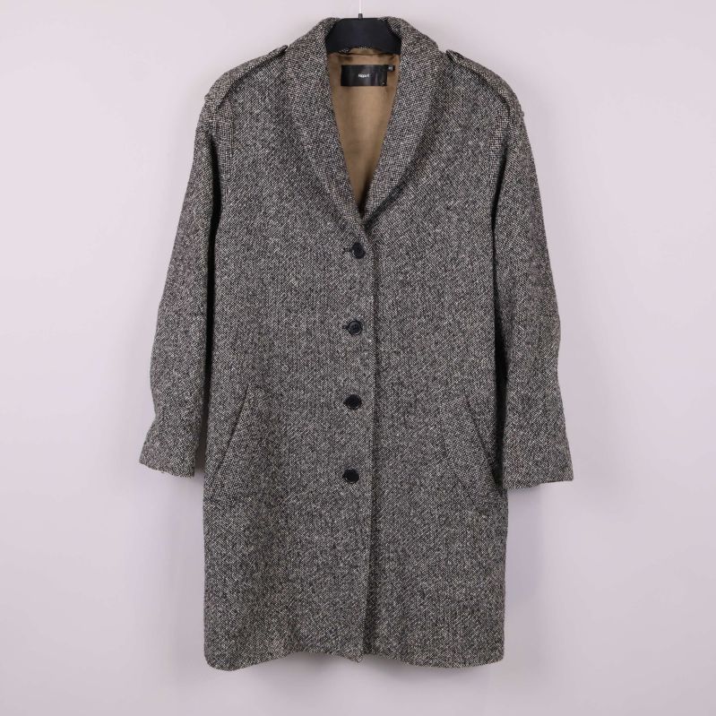 Kappa med fiskbensmönster på svart galge