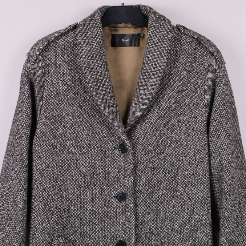 Knäppning och fickor på kappans framsida