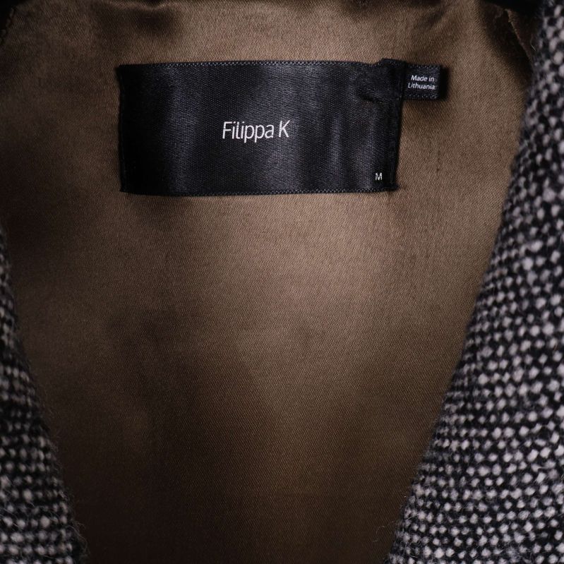 Filippa K etikett på kappans insida