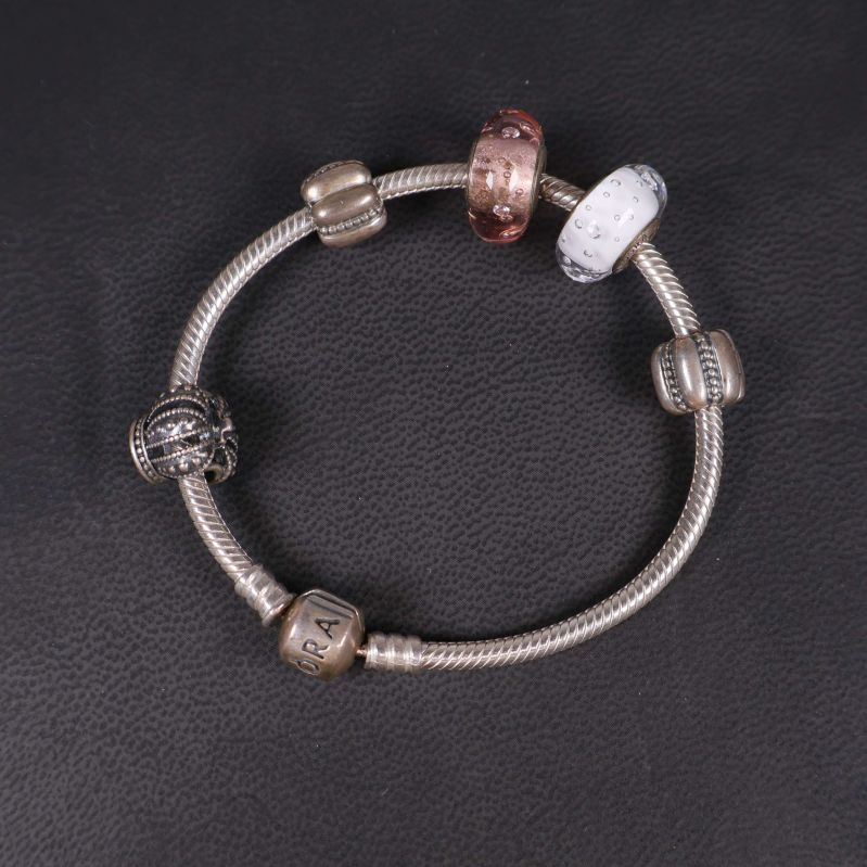 Armband sett uppifrån visar berlocker och struktur