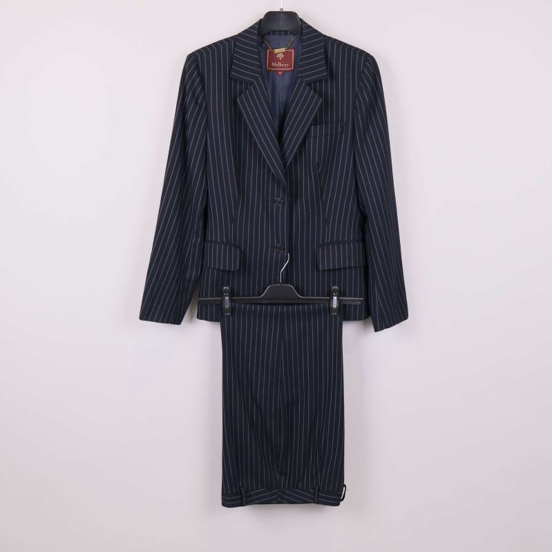 Tvådelad randig kostym med kavaj och byxor på galgar