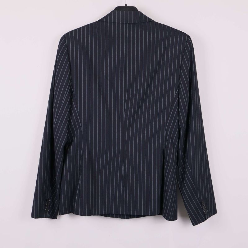 Baksidan av randig blazer syns tydligt