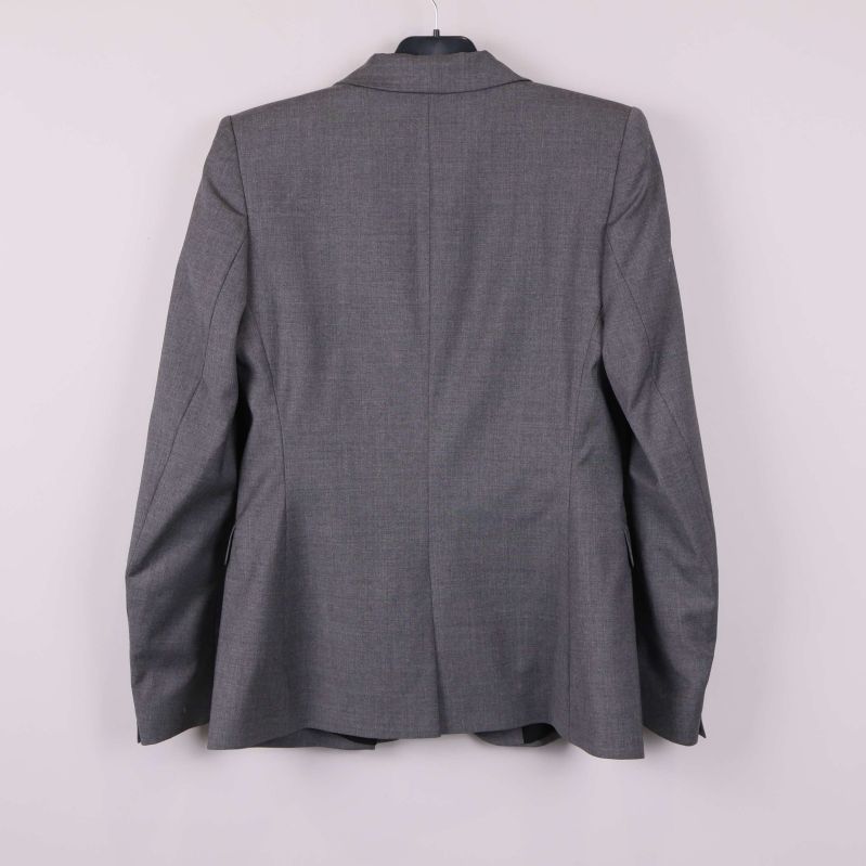 Baksida av grå kavaj på galge