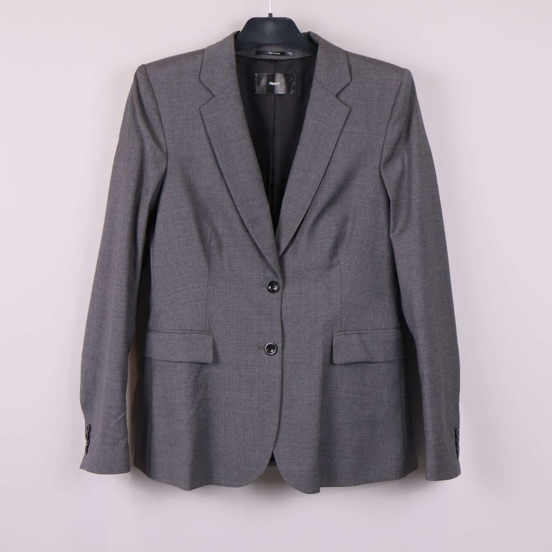 Grå kavaj hängande mot vit bakgrund