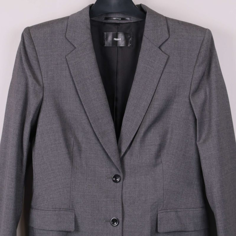 Närbild på övre delen av grå kavaj