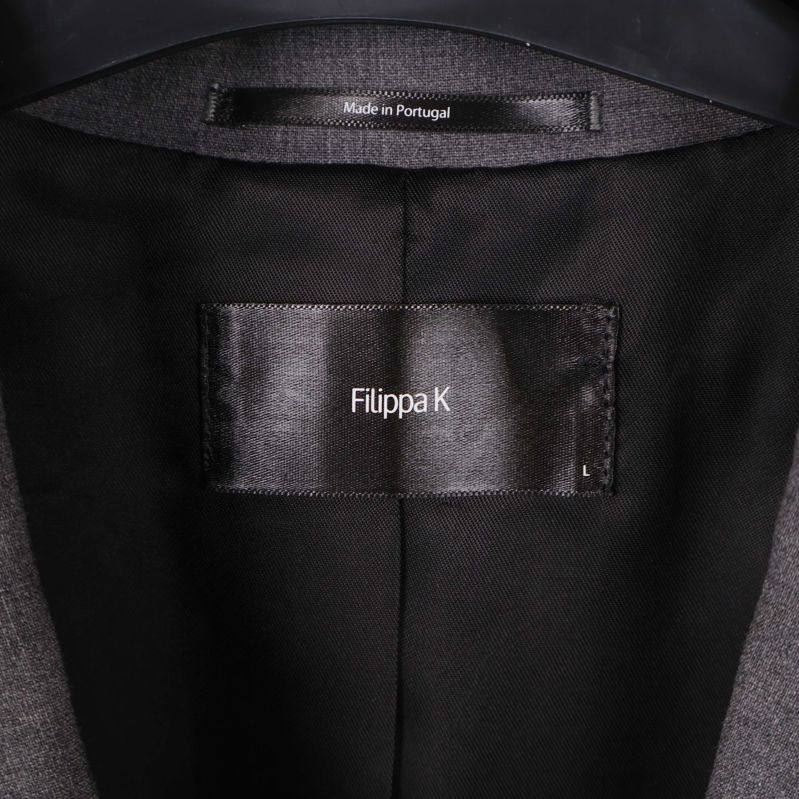 Närbild på Filippa K logotyp på insidan