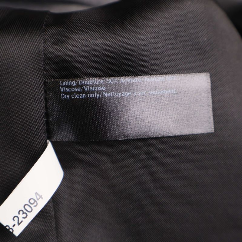 Materialetikett invändigt i svart foder