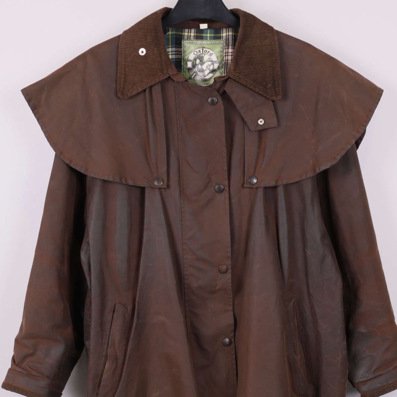 Närbild på krage och axelparti på brun jacka