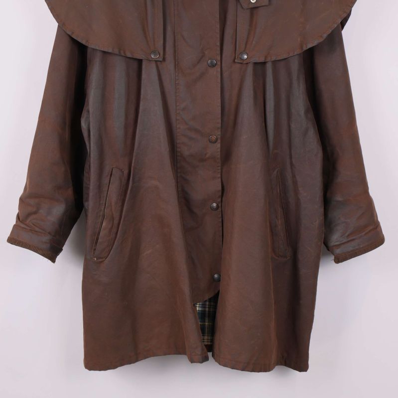 Nedre delen av brun jacka med fickor och fåll