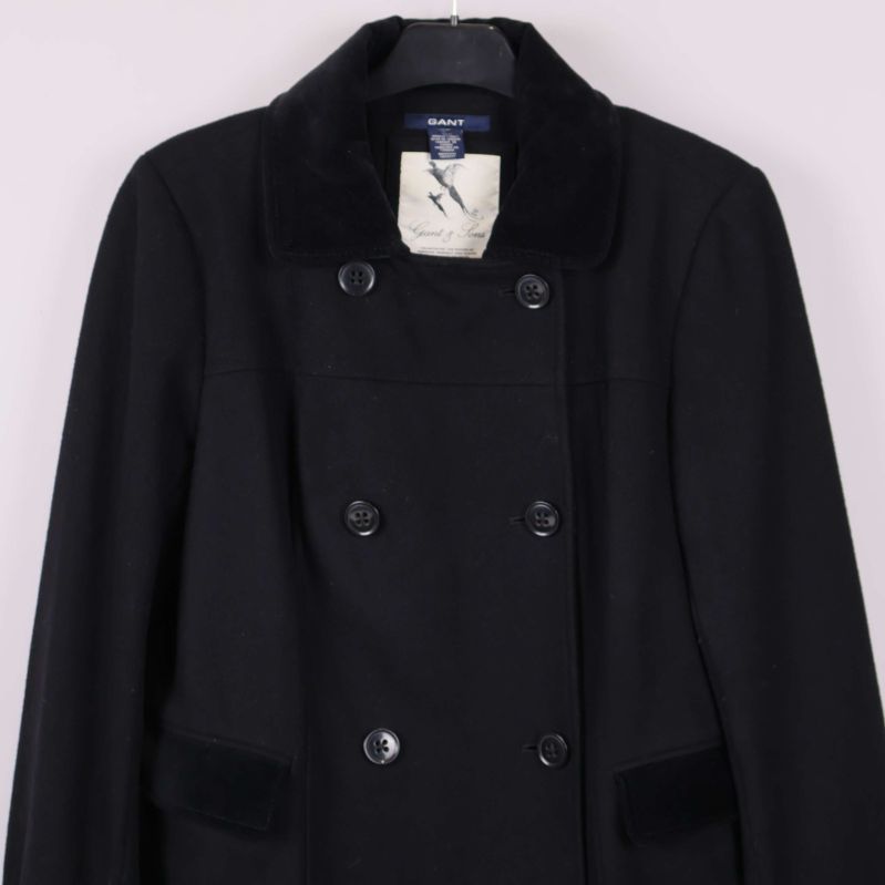 Överdel av svart kappa med tydlig dubbelknäppning