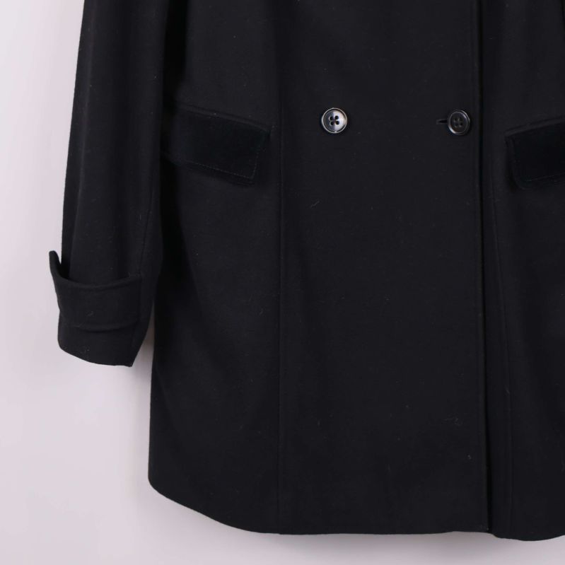 Närbild på kappans nedre framdel och fickornas detaljer