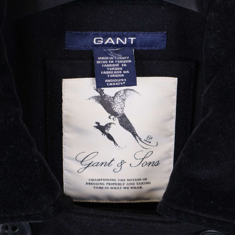 Närbild på Gant-etikett samt innerfoder och logotyp