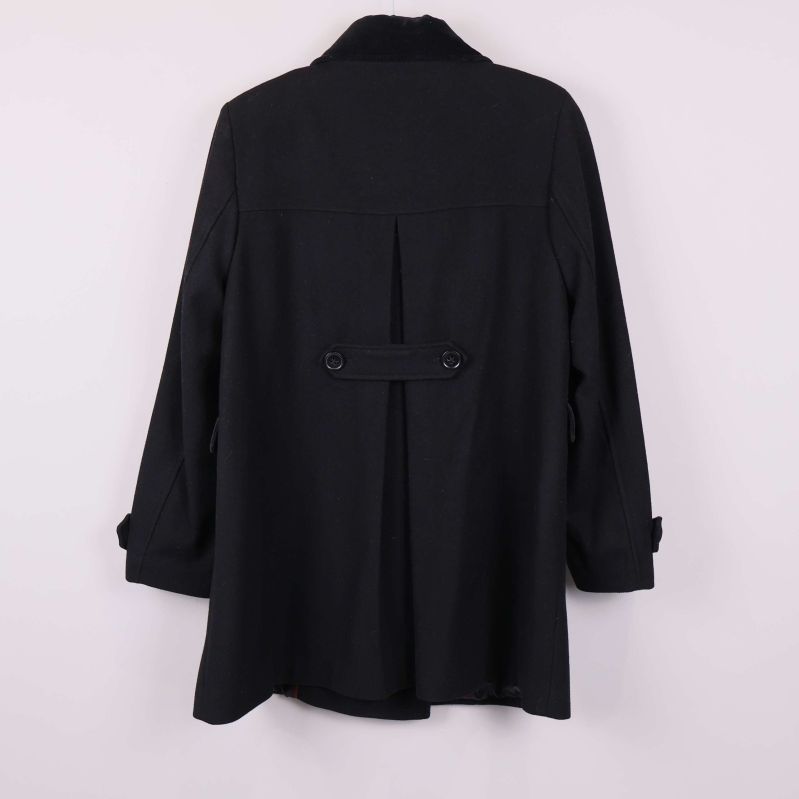 Svart dubbelknäppt kappa bakifrån med dekorknapp
