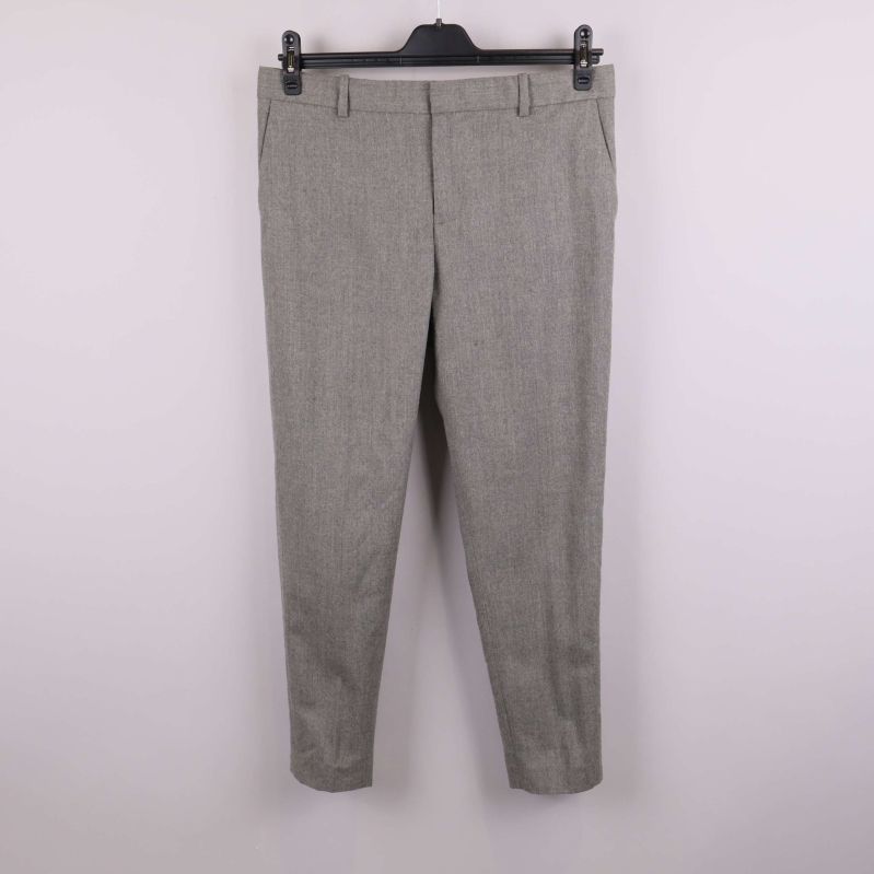 Grå kostymbyxor framifrån mot ljus bakgrund