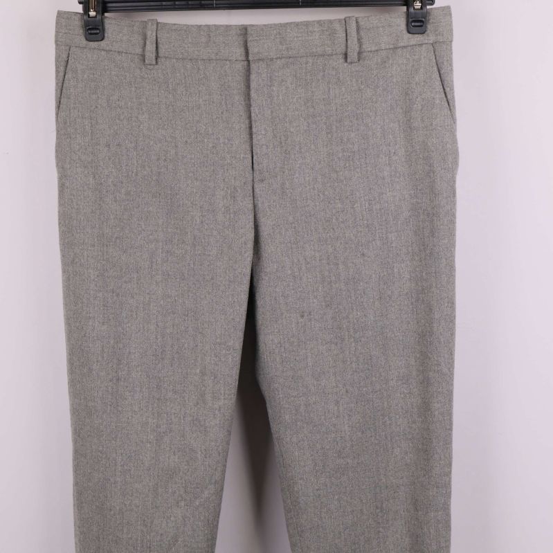 Närbild på midjan och fickorna på byxan