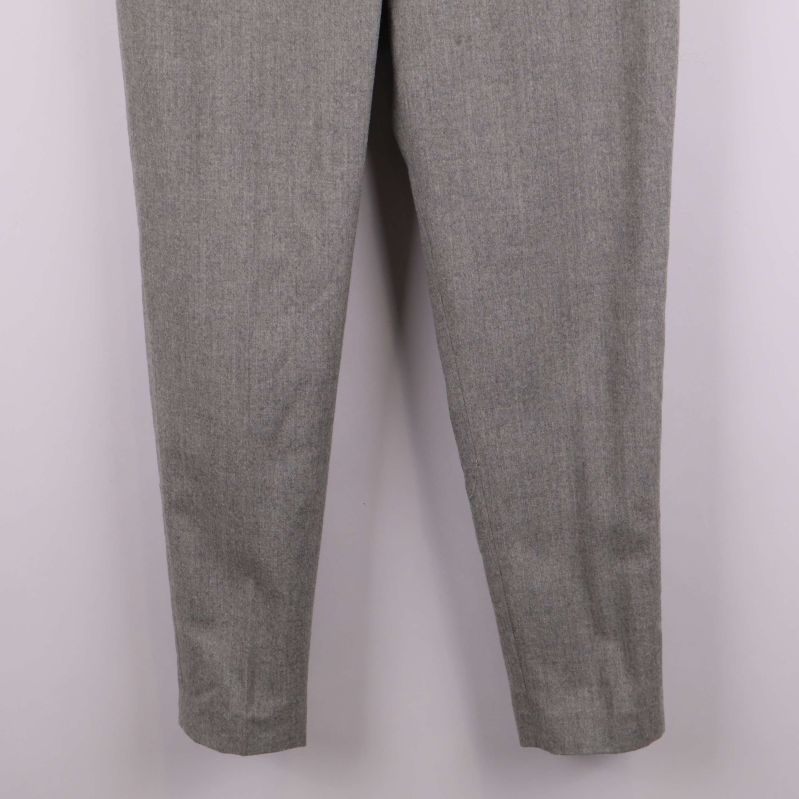 Benens nederdel på grå kostymbyxa