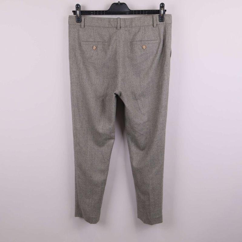 Kostymbyxans baksida med fickor och knappar