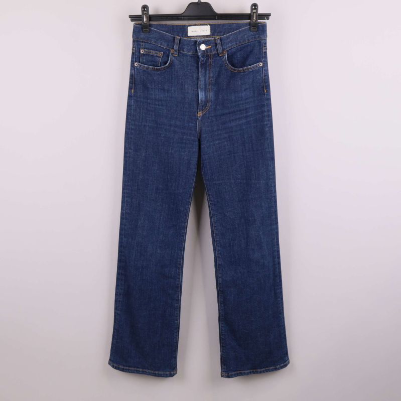 Jeans framifrån i rak modell med fem fickor