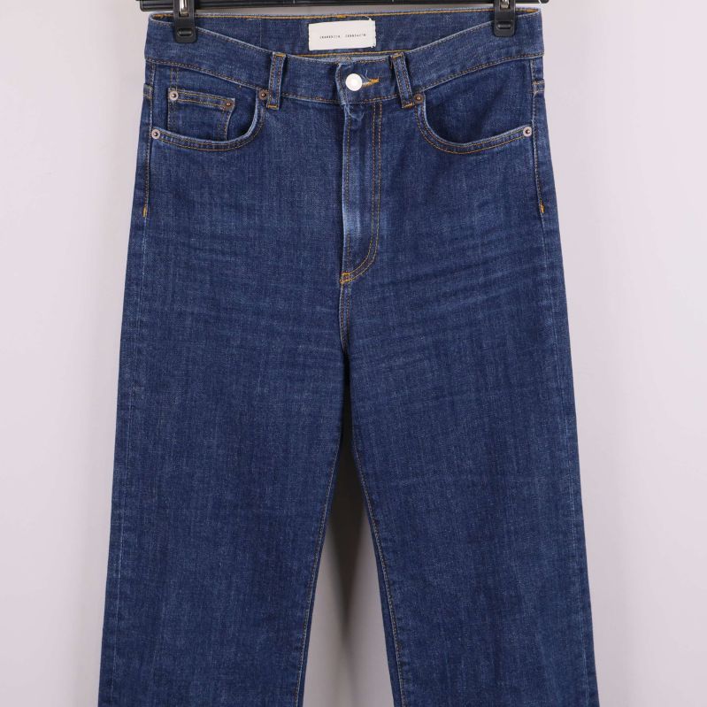 Framsida av jeans och övre delen tydligt visad