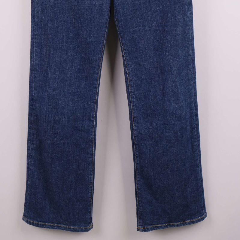 Ben och nederkant på raka jeans tydligt visad