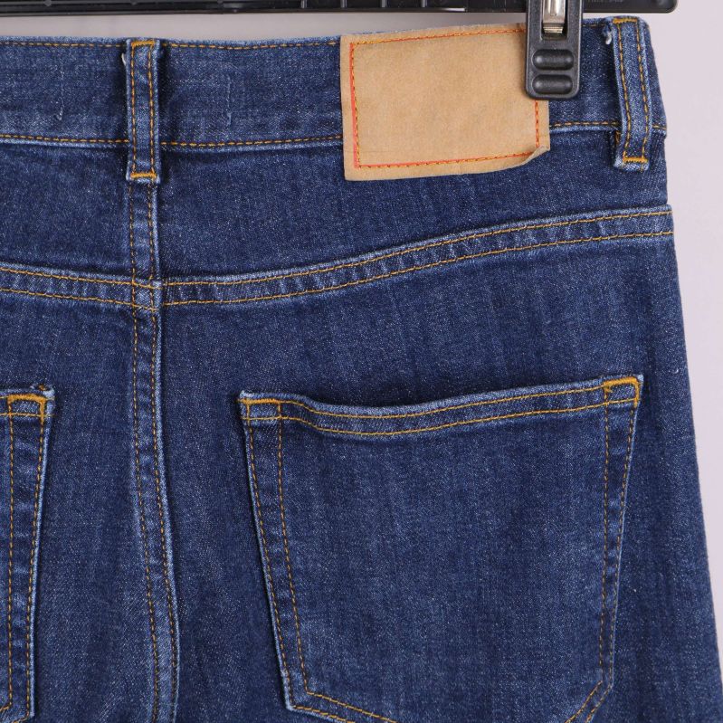 Närbild bakficka och etikett på jeansens linning