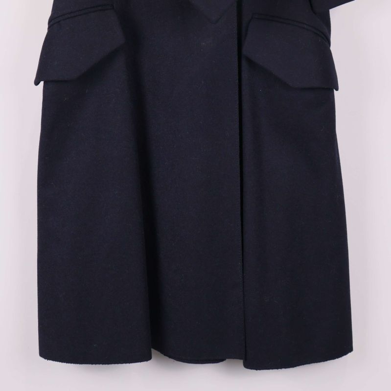 Närbild nedre delen av kjolen med strukturerat tyg