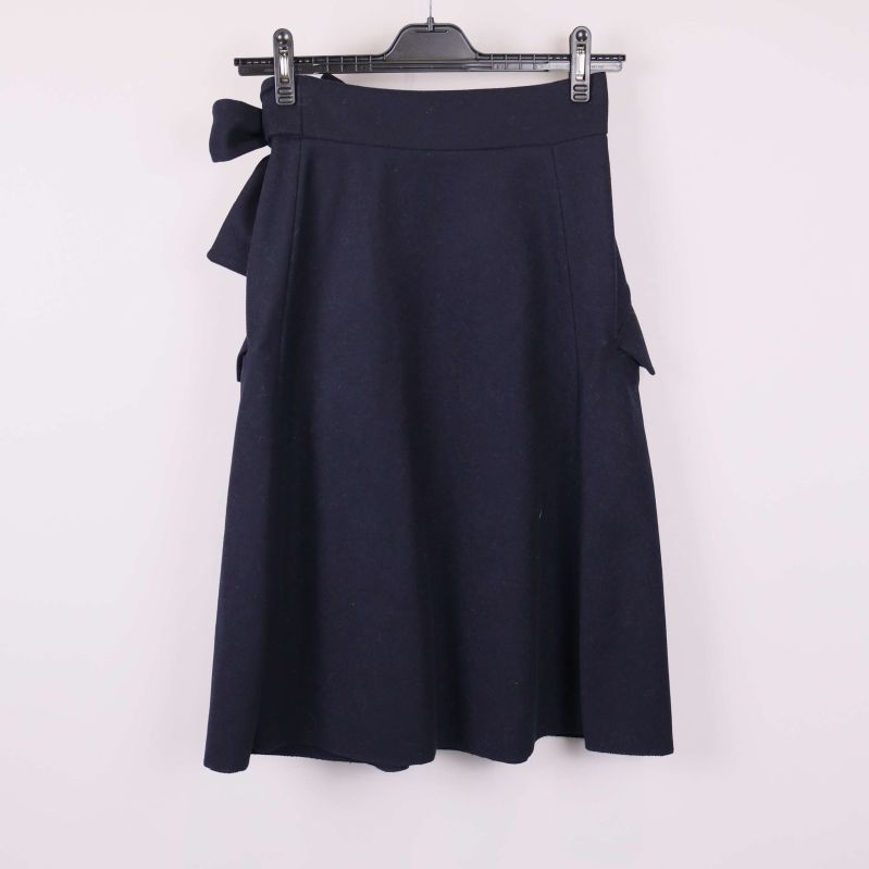 Baksidan av mörkblå kjol med fickor och knyte i midjan