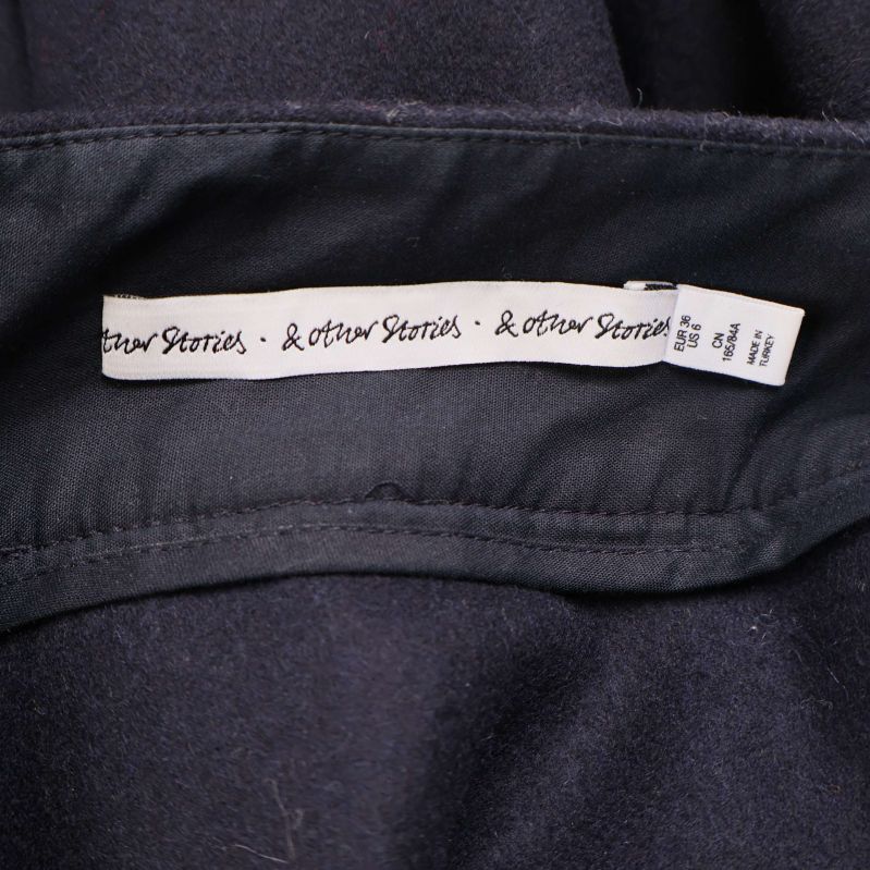 Närbild på etikett från & Other Stories invändigt i kjolen