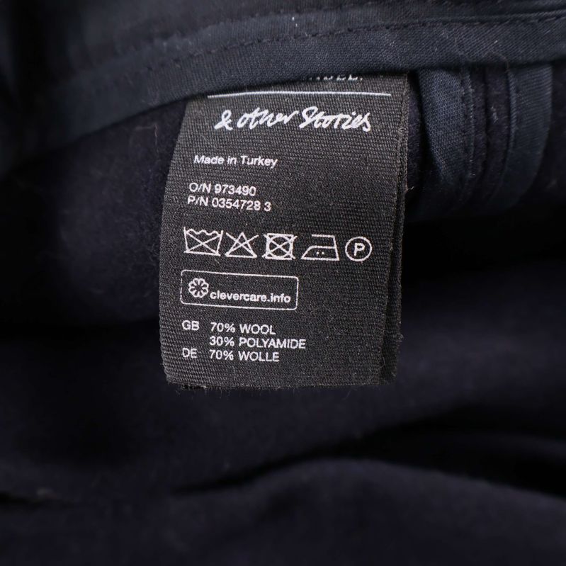 Materialetikett med information om ull och polyamid