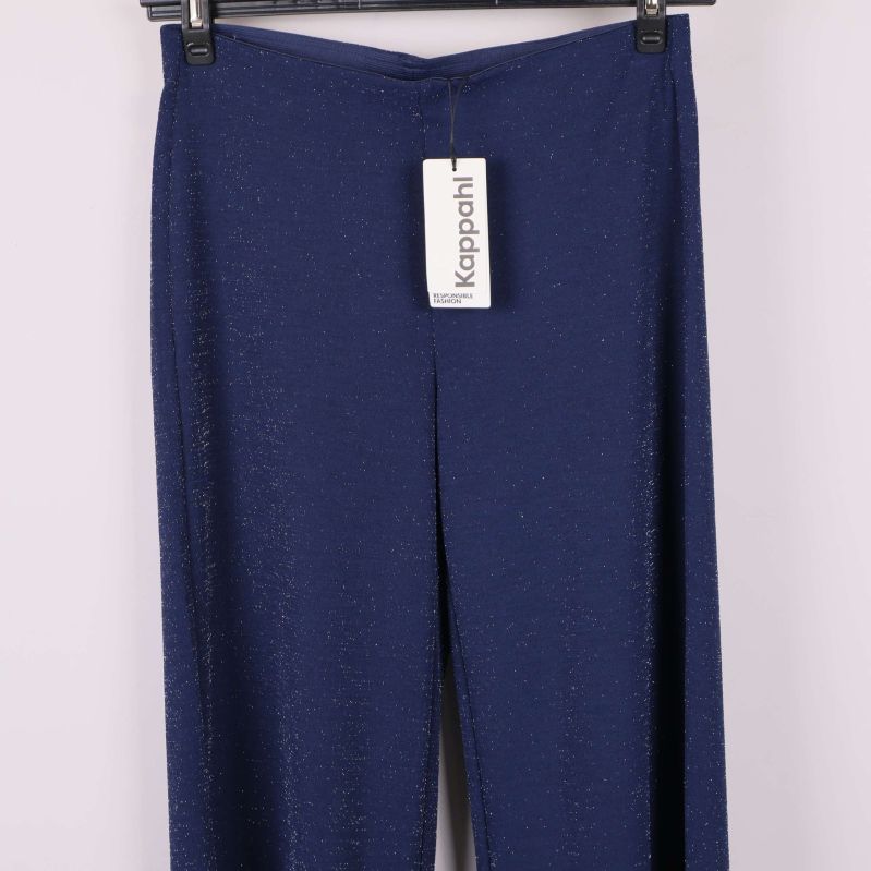 Framstycke och midja på blå glittriga byxor