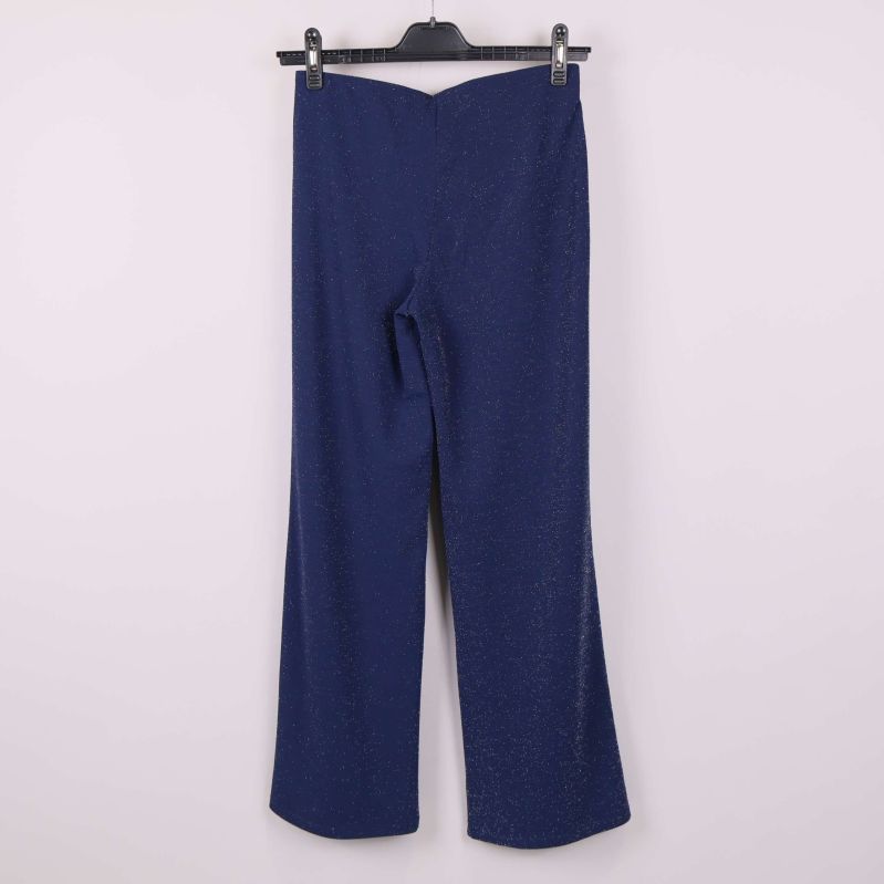 Baksidan av blå glittriga byxor på galge