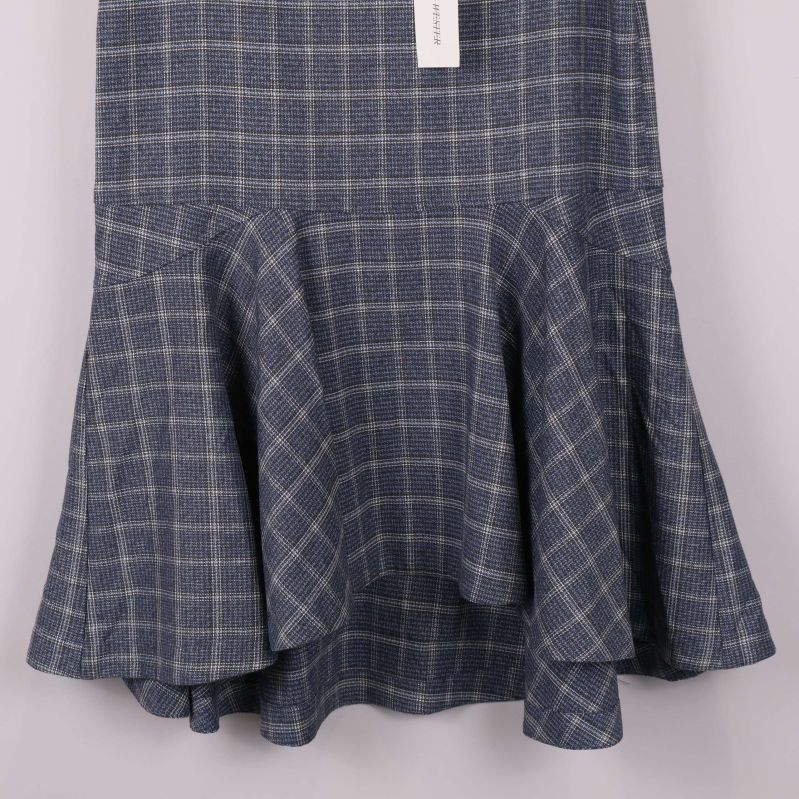 Närbild på kjolens volang och rutigt mönster