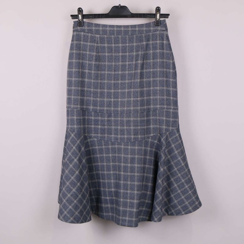 Baksida av blå rutig kjol med volang