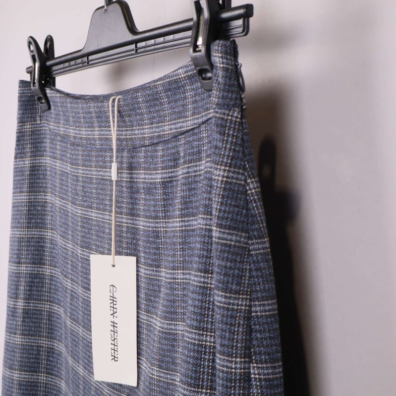 Närbild på midja och sidovy av rutig kjol