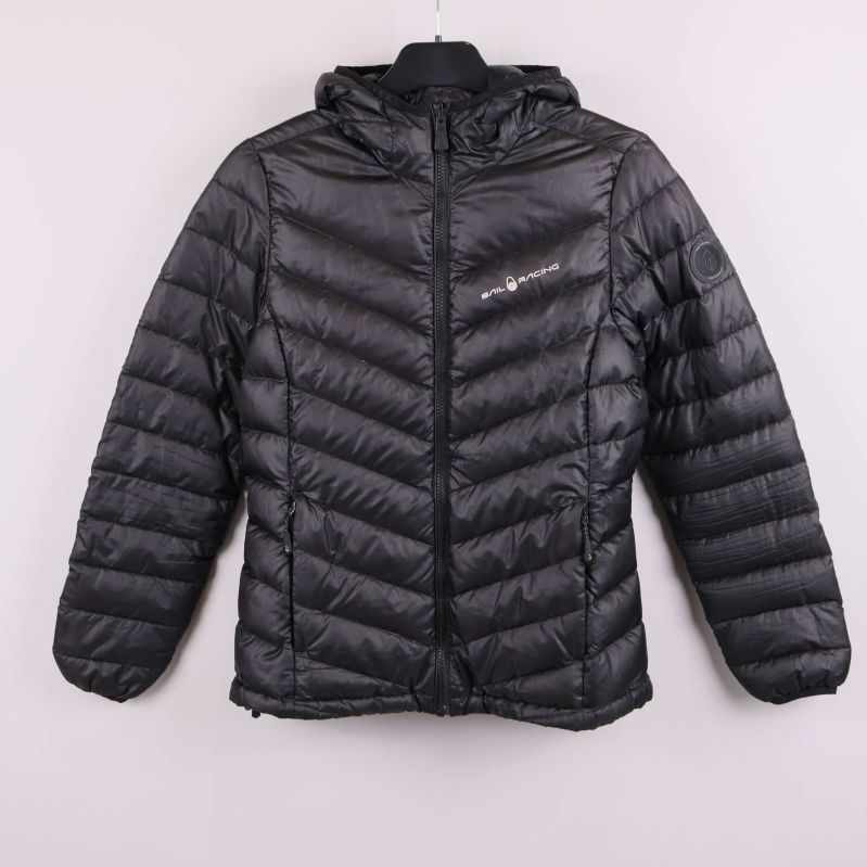 Svart dunjacka med huva, framifrån